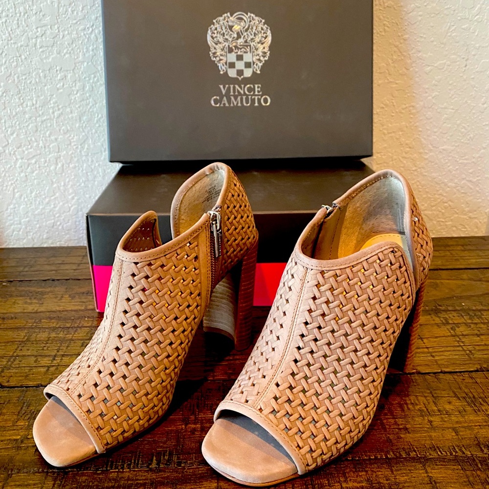 New Vince Camuto Size 5M